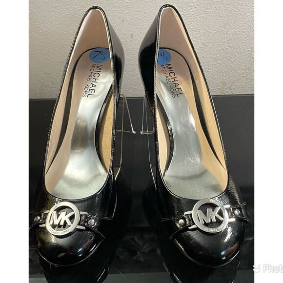Michael Kors Michael Monogram Black Patent Leather Pumps Logo Silver Buckle 7.5M - Picture 1 of 11